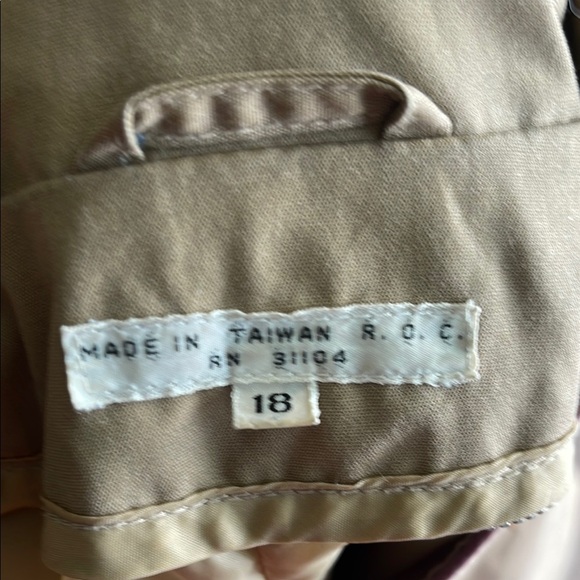 Tan Trench Coat with Lightweight Design and Mid-Thigh Length - Picture 7 of 7